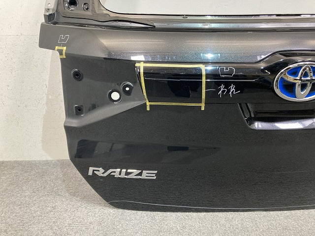 ライズ A200A/A210A/A201A/A202A 純正 リアゲート/バックドア/リアハッチ 内張り付 67500-B1210 ブラックマイカメタリック X07(147536)