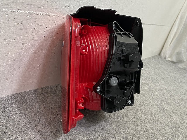 新品!トゥーラン 1T系 純正 右 テールランプ/ライト/レンズ LED HELLA 1T0 945 096 1T0945096R フォルクスワーゲン(147603)