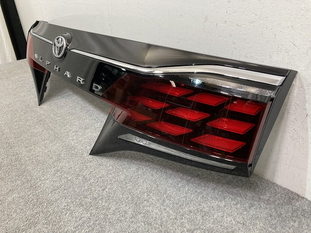 アルファード 40系/AGH40W/AGH45W/AAHH40W/AAHH45W 純正 リア ガーニッシュ ブレーキランプ 76801-V2010 ブラック ソリッド トヨタ(147616)