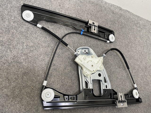 新品!Cクラス W203 純正 左 フロント ドア ウィンドウ レギュレーター A203 720 15 46 A2037201546 メルセデスベンツ(147630)