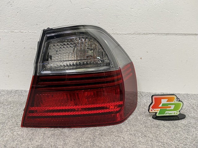 新品!3シリーズ E90 純正 右 テールランプ/ライト/レンズ ハロゲン AI 11 ELJ70 V 63210406678 BMW(147719)