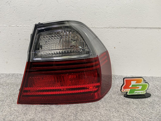 新品!3シリーズ E90 純正 右 テールランプ/ライト/レンズ ハロゲン AI 11 ELJ70 V 63210406678 BMW(147719)