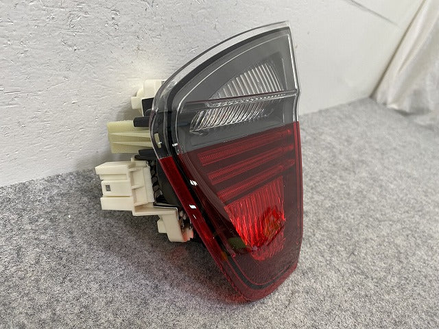 新品!3シリーズ E90 純正 右 テールランプ/ライト/レンズ ハロゲン 0284952223 63210406678 BMW(147720)