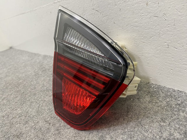 新品!3シリーズ E90 純正 左 テールランプ/ライト/レンズ ハロゲン 0284942224 63210406678 BMW(147721)