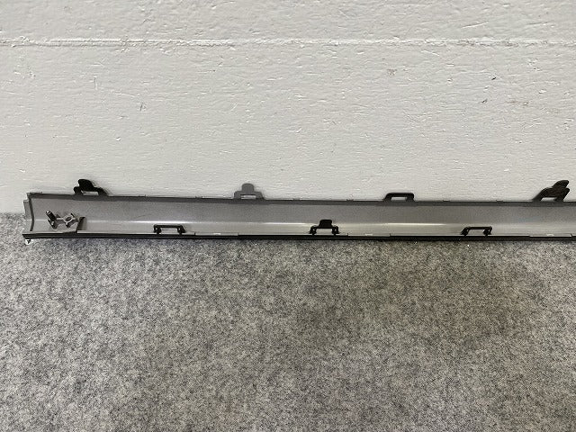 新品!カローラ クロス ZSG10/MXGA10/ZVG11/ZVG15/ZVG13/ZVG16 純正 リア バンパー モール 52151-16100 シルバー ソリッド トヨタ(147753)