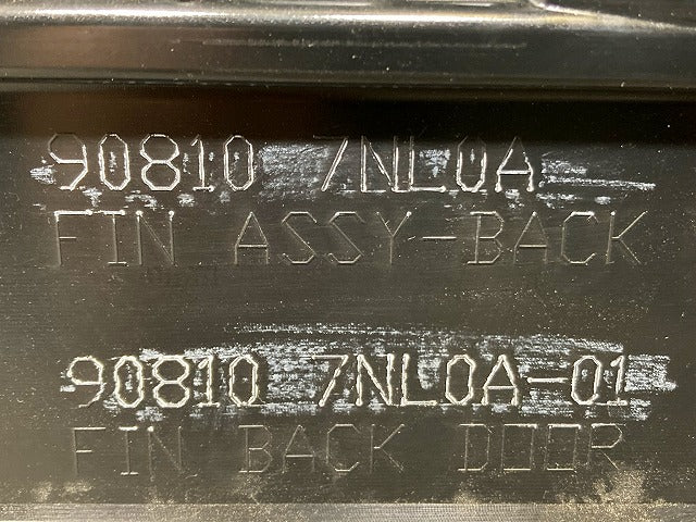デリカミニ B34A/B35A/B37A/B38A 純正 リア テールゲート ガーニッシュ 90810 7NL0A/01 ブラック メタリック 三菱(147759)
