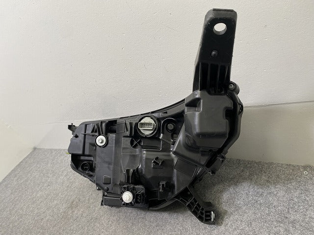 フリード GT1/GT2/GT3/GT4/GT5/GT6/GT7/GT8 純正 右 ヘッドライト/ランプ LED レベライザー 刻印J0 STANLEY W7390 ブラック(147771)