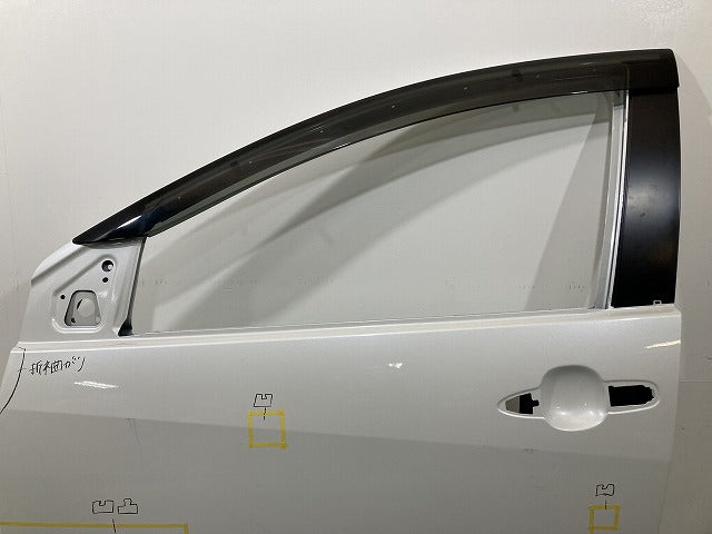 ヤリス KSP210/MXPA10/MXPA15/MXPH10/MXPH15 MXPH14/MXPH17 純正 左 フロント ドア バイザー付 ホワイトパールクリスタルシャイン(147814)