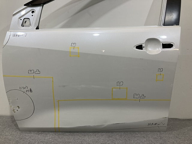 ヤリス KSP210/MXPA10/MXPA15/MXPH10/MXPH15 MXPH14/MXPH17 純正 左 フロント ドア バイザー付 ホワイトパールクリスタルシャイン(147814)