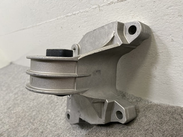 新品!S80/XC90 純正  エンジンマウント 13541 V8671633 ボルボ(147827)