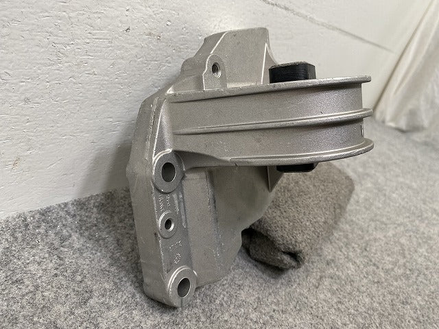 新品!S80/XC90 純正  エンジンマウント 13541 V8671633 ボルボ(147829)