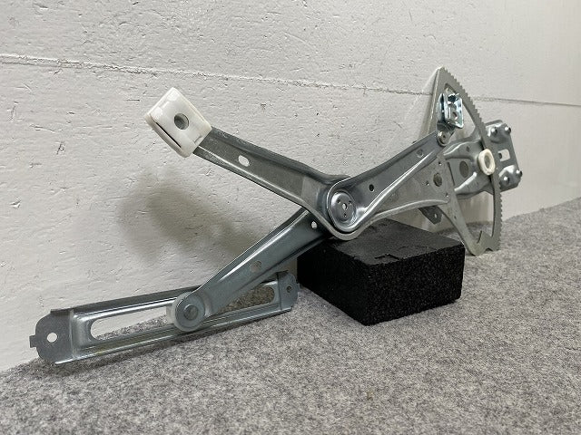 新品!Cクラス W202/1995-2000 純正 右 フロント ドア ウィンドウ レギュレーター W202/R170 A2027201646 メルセデスベンツ(147833)