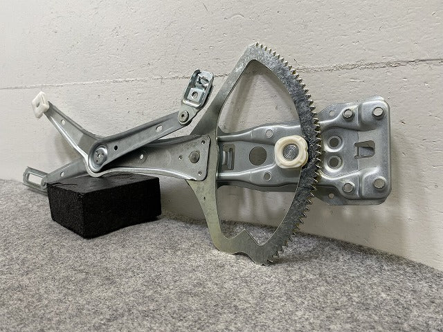 新品!Cクラス W202/1995-2000 純正 右 フロント ドア ウィンドウ レギュレーター W202/R170 A2027201646 メルセデスベンツ(147833)