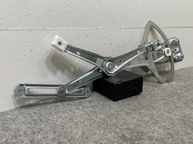 新品!Cクラス W202/1995-2000 純正 右 フロント ドア ウィンドウ レギュレーター W202/R170 A2027201646 メルセデスベンツ(147834)