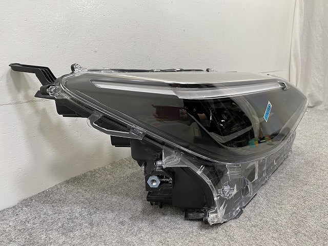 ヤリスクロス MXPB10/MXPB15 ハイブリッド/MXPJ10/MXPJ15 純正 右 ヘッドライト/ランプ LED レベライザー 刻印B2 KOITO 52-325(147846)
