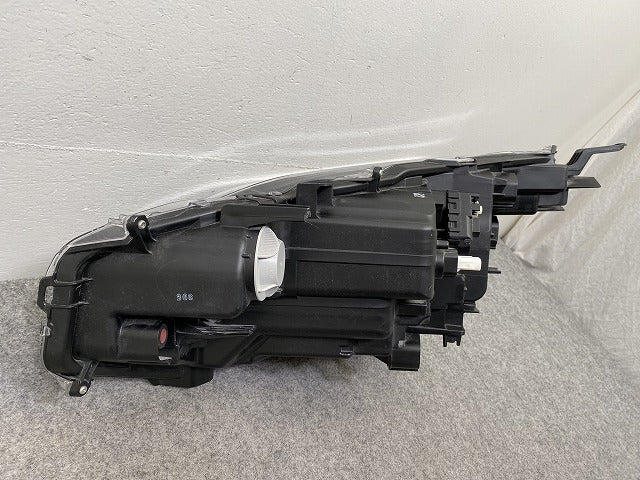 ヤリスクロス MXPB10/MXPB15 ハイブリッド/MXPJ10/MXPJ15 純正 右 ヘッドライト/ランプ LED レベライザー 刻印B2 KOITO 52-325(147846)