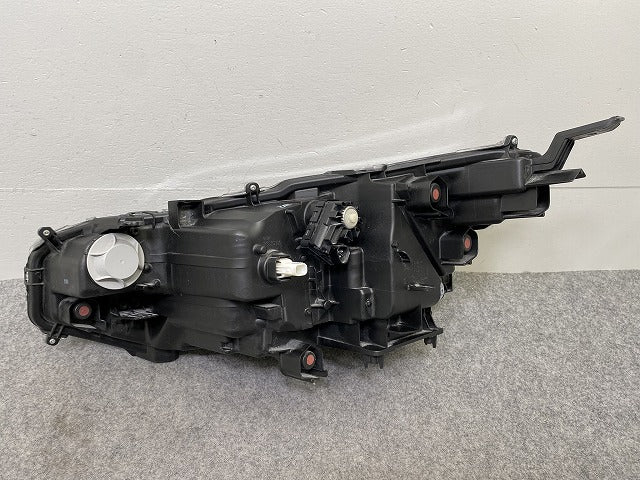 ヤリスクロス MXPB10/MXPB15 ハイブリッド/MXPJ10/MXPJ15 純正 右 ヘッドライト/ランプ LED レベライザー 刻印B2 KOITO 52-325(147846)