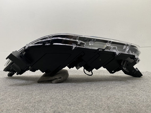 カローラ クロス ZSG10/MXGA10/ZVG11/15/13/16 純正 前期 右 ヘッドライト LED レベライザー 刻印Z HASCO 16-177 81130-16810(147861)