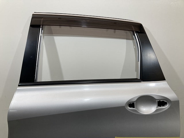 ノート/NOTE E12/NE12 e-POWER/HE12/SNE12 純正 左 リア ドア バイザー付 ブリリアントシルバーメタリック K23 日産(147890)