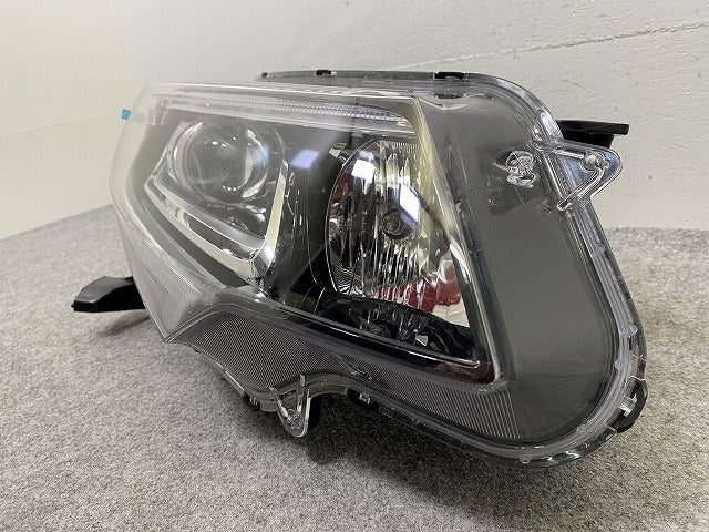 フリード GB5 GB6 ハイブリッド GB7 GB8 純正 右 ヘッドライト ランプ LED レベライザー STANLEY W2172 ホンダ HONDA 前照灯 (147997)