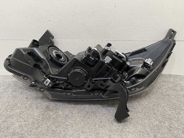 フリード GB5 GB6 ハイブリッド GB7 GB8 純正 右 ヘッドライト ランプ LED レベライザー STANLEY W2172 ホンダ HONDA 前照灯 (147997)