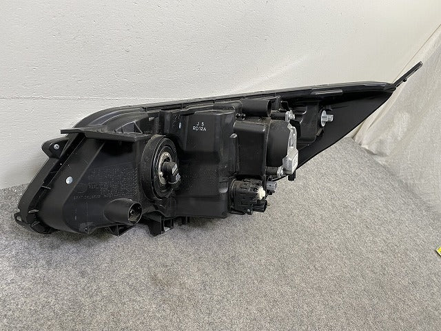 フリード GB5 GB6 ハイブリッド GB7 GB8 純正 右 ヘッドライト ランプ LED レベライザー STANLEY W2172 ホンダ HONDA 前照灯 (147997)