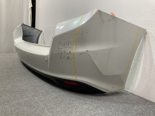 インプレッサ/スポーツ GT2/GT3/GT6/GT7 純正 リア バンパー リフレクター付 57704FL230 クリスタルホワイトパール K1X スバル(148009)
