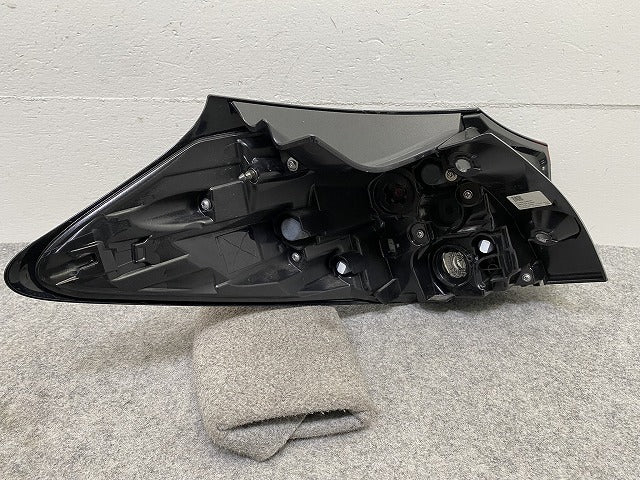 ヤリスクロス MXPB10/MXPB15/MXPJ10/MXPJ15 純正 右 テールランプ/ライト LED 刻印V3 ICHIKOH 52-330 81551-52E60 トヨタ(148036)