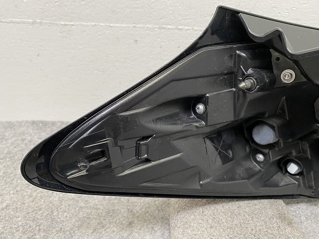 ヤリスクロス MXPB10/MXPB15/MXPJ10/MXPJ15 純正 右 テールランプ/ライト LED 刻印V3 ICHIKOH 52-330 81551-52E60 トヨタ(148036)