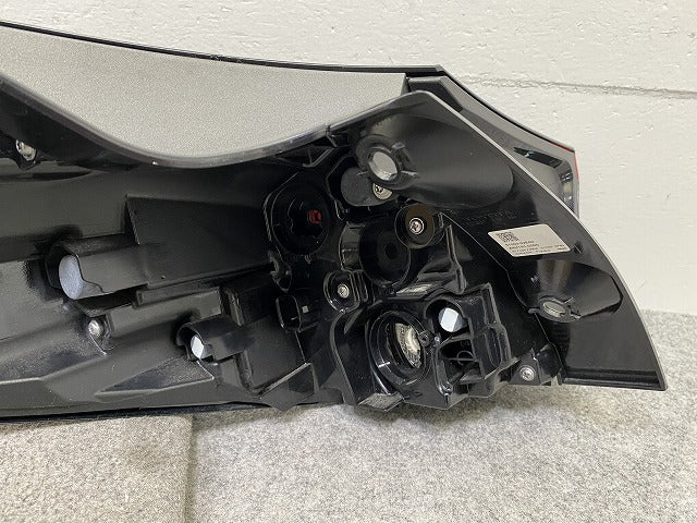 ヤリスクロス MXPB10/MXPB15/MXPJ10/MXPJ15 純正 右 テールランプ/ライト LED 刻印V3 ICHIKOH 52-330 81551-52E60 トヨタ(148036)