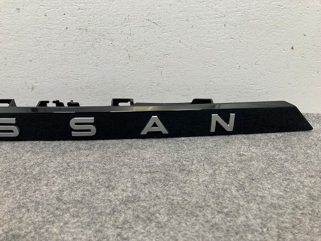 ノート/NOTE E13/SNE13 純正 リア ガーニッシュ 90810 6XJ0A/B 90810-6XJ0B ブラック ソリッド 日産(148046)