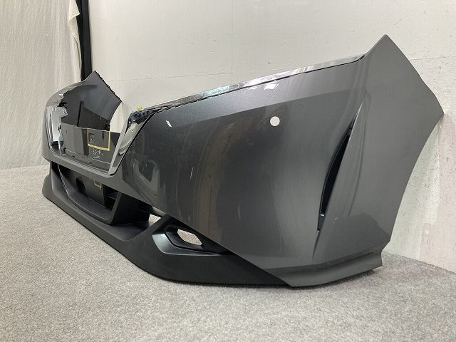 ノート/NOTE E13/SNE13 純正 前期 フロント バンパー ロアグリル付 62022 6XJ0H ダークメタルグレーメタリック KAD 日産(148052)