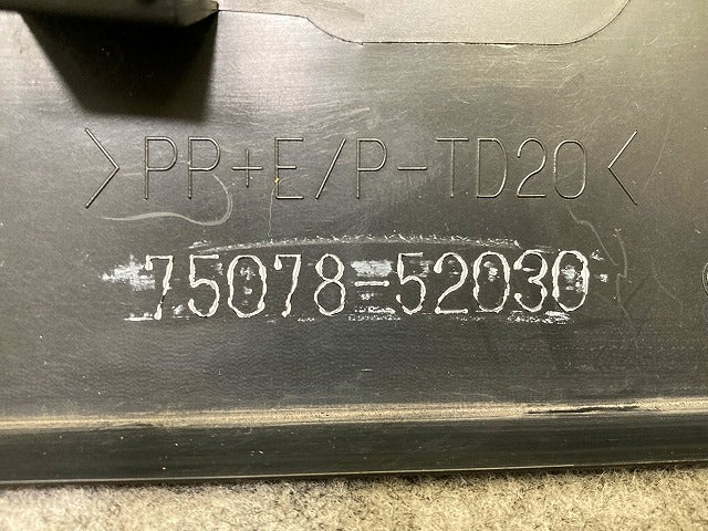 新車取り外し!ヤリスクロス MXPB10/MXPB15/MXPJ10/MXPJ15 純正 左 リア ドア サイドパネル マッドガード 75078-52030 素地 トヨタ(148094)