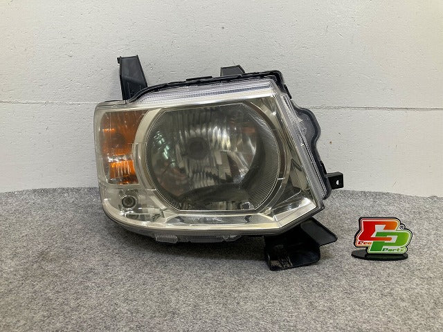 eKワゴン H82W 純正 右 ヘッドライト/ランプ レベライザーハロゲン STANLEY P6519 三菱(148127)