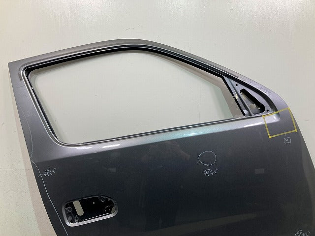 キャラバン NV350 E26 右 フロント ドア ダークメタルグレーメタリック KAD 日産(148140)