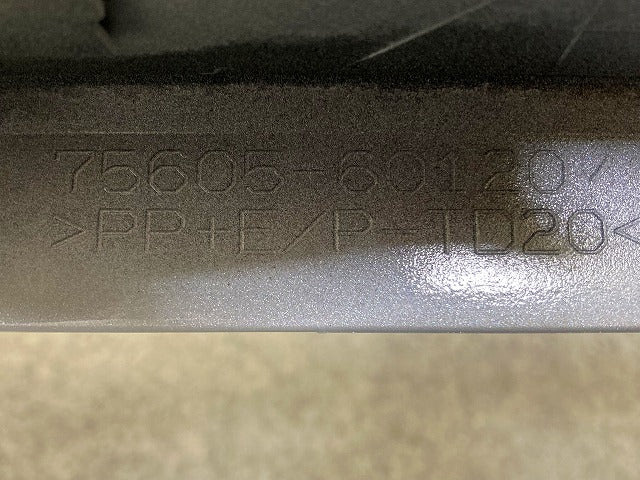 新車取り外し!ランドクルーザー/ランクル FJA300W/VJA300W 純正 右 リア オーバーフェンダー アーチモール 75605-60120/1/2 090(148149)