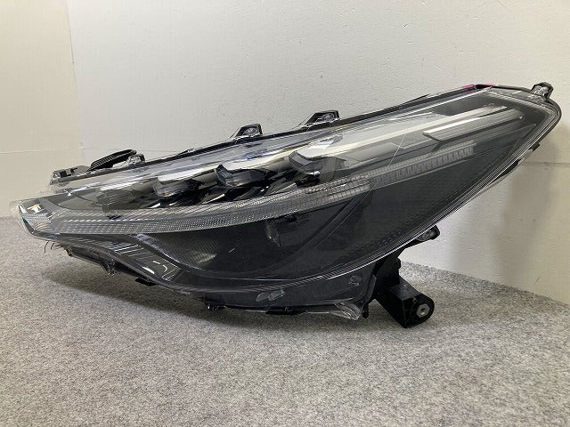 カローラ クロス ZSG10/MXGA10/ZVG11/ZVG15/ZVG13/ZVG16 純正 左 ヘッドライト/ランプ LED レベライザー 刻印Z 16-177 トヨタ(148161)