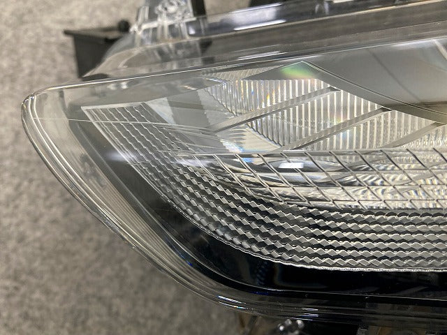 カローラ クロス ZSG10/MXGA10/ZVG11/ZVG15/ZVG13/ZVG16 純正 左 ヘッドライト/ランプ LED レベライザー 刻印Z 16-177 トヨタ(148161)