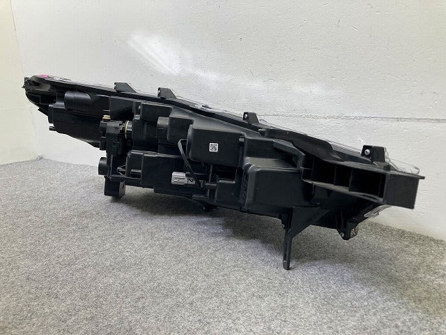 カローラ クロス ZSG10/MXGA10/ZVG11/ZVG15/ZVG13/ZVG16 純正 左 ヘッドライト/ランプ LED レベライザー 刻印Z 16-177 トヨタ(148161)