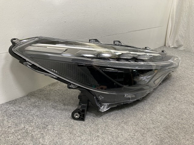 カローラ クロス ZSG10/MXGA10/ZVG11/ZVG15/ZVG13/ZVG16 純正 右 ヘッドライト/ランプ LED レベライザー 刻印Z 16-177(148183)