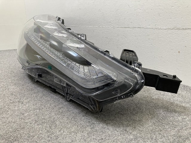 カローラ クロス ZSG10/MXGA10/ZVG11/ZVG15/ZVG13/ZVG16 純正 右 ヘッドライト/ランプ LED レベライザー 刻印Z 16-177(148183)