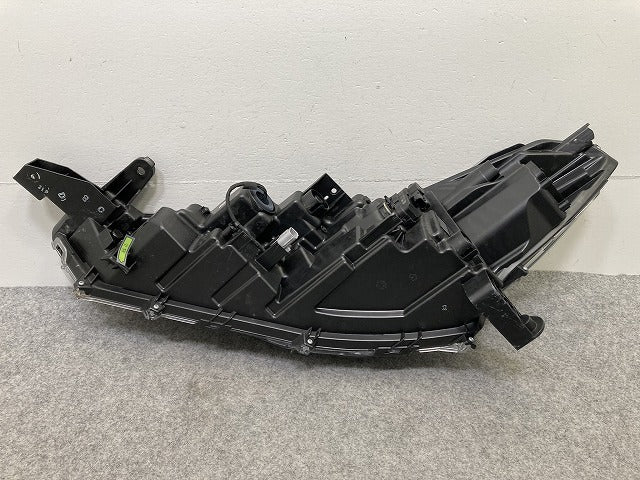 カローラ クロス ZSG10/MXGA10/ZVG11/ZVG15/ZVG13/ZVG16 純正 右 ヘッドライト/ランプ LED レベライザー 刻印Z 16-177(148183)