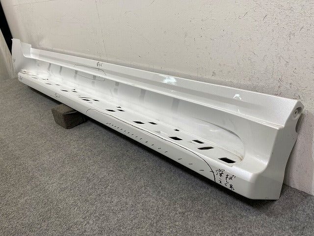 ランドクルーザー/ランクル FJA300W/VJA300W 純正 左 サイドステップ/サイドスカート 51774-60280 ホワイトパール 090 トヨタ(148189)