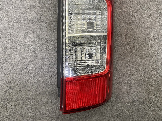 キャラバン NV350 標準 E26 純正 右 テールランプ/ライト/レンズ ハロゲン 刻印3 ICHIKOH VALEO T008 26554-3XA0B 日産(148354)