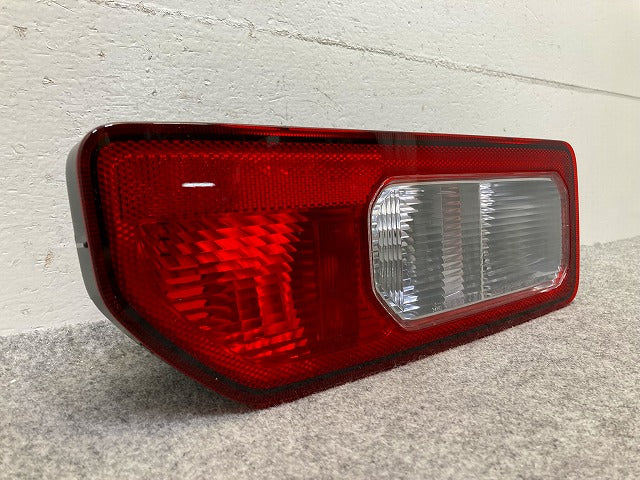 ジムニー/ジムニーシエラ JB64W/JB74W 純正 左 テールランプ/ライト/レンズ ハロゲン KOITO 220-5938C 35670-77R00 スズキ(148444)
