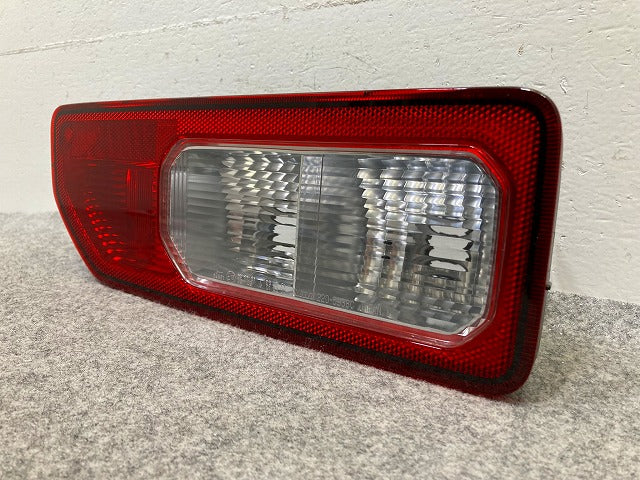 ジムニー/ジムニーシエラ JB64W/JB74W 純正 左 テールランプ/ライト/レンズ ハロゲン KOITO 220-5938C 35670-77R00 スズキ(148444)