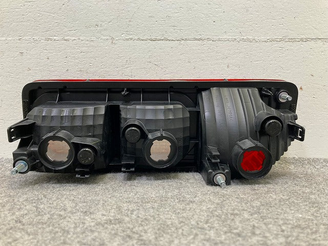 ジムニー/ジムニーシエラ JB64W/JB74W 純正 左 テールランプ/ライト/レンズ ハロゲン KOITO 220-5938C 35670-77R00 スズキ(148444)