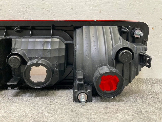 ジムニー/ジムニーシエラ JB64W/JB74W 純正 左 テールランプ/ライト/レンズ ハロゲン KOITO 220-5938C 35670-77R00 スズキ(148444)