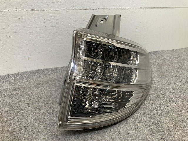 エスティマ ハイブリッド AHR20W 純正 右 テールランプ/ライト/レンズ LED ICHIKOH 28-207 トヨタ(148452)