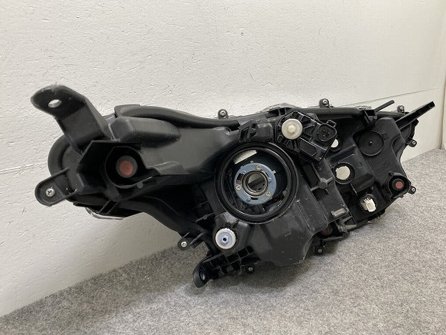 ヤリス KSP210/MXPA10/MXPA15/MXPH10/MXPH15 MXPH14/MXPH17 純正 左 ヘッドライト/ランプ レベライザーハロゲン 刻印A5 K0-1(148469)
